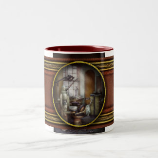 Zahnärztin - Zahnarztpraxis um die 40er Jahre Zweifarbige Tasse
