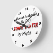 Zahnärztin/Zombie Hunter Runde Wanduhr (Winkel)