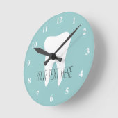 Zahnärztliche Bürouhr mit Zahnlogo Runde Wanduhr (Winkel)