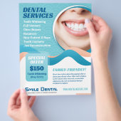 Zahnärztliche Dienstleistungen mit Flyer mit Sonde (Hand)