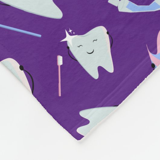 Zahnarztname Zahnarzthygienist Zahnmuster Lila Fleecedecke (Ecke)