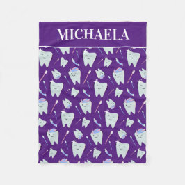 Zahnarztname Zahnarzthygienist Zahnmuster Lila Fleecedecke