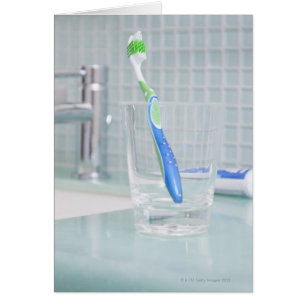 Zahnbürste in einer Tasse im Badezimmer