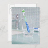 Zahnbürste in einer Tasse im Badezimmer Postkarte (Vorne/Hinten)