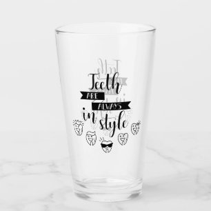 Zähne sind immer in der Art Glas