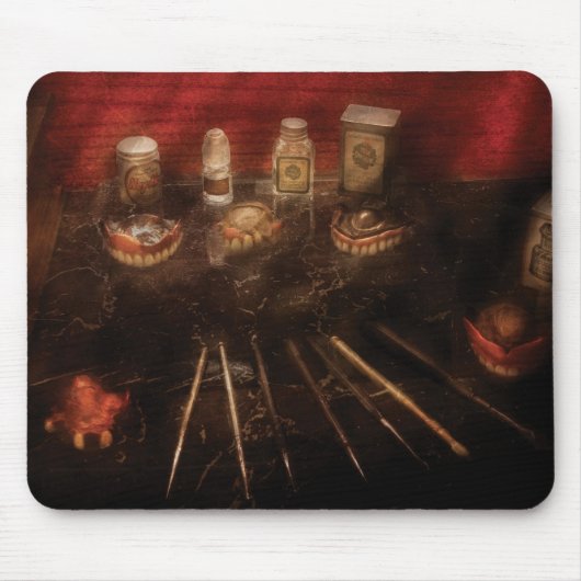 Zahnmedizinischer Labrador - Gebiss-Reparatur Mousepad (Vorne)