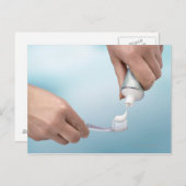 Zahnpasta wird auf eine Bürste gepresst Postkarte (Vorne/Hinten)