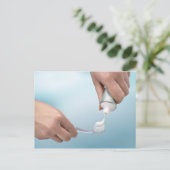 Zahnpasta wird auf eine Bürste gepresst Postkarte (Stehend Vorderseite)