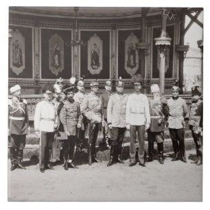 Zar Nicholas II (1868-1918) stehend im Garde Fliese