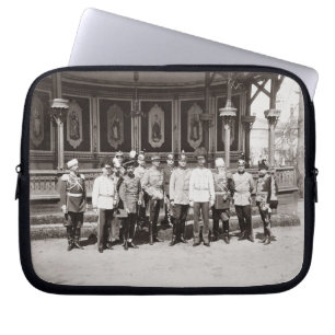 Zar Nicholas II (1868-1918) stehend im Garde Laptopschutzhülle