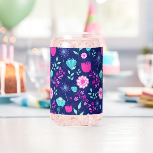 Zarte Blumen und botanische Details Dosenglas (Insitu (Geburtstag))