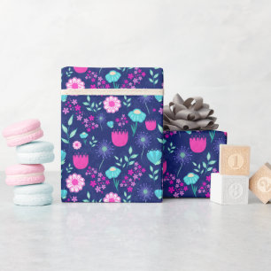 Zarte Blumen und botanische Details Geschenkpapier
