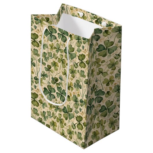 Zarte grüne Shamrocks nahtlos Mittlere Geschenktüte (Vorderseite Schrägansicht)