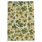 Zarte grüne Shamrocks nahtlos Mittlere Geschenktüte (Rückseite)