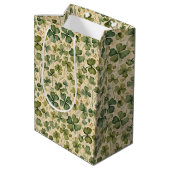 Zarte grüne Shamrocks nahtlos Mittlere Geschenktüte (Rückseite Schrägansicht)