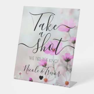 Zarte rosa Blumen Kalligrafie Mach ein Foto Sockelschild