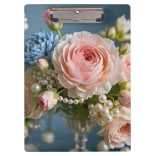 Zarte rosa Rose mit Perle in der Vase Klemmbrett