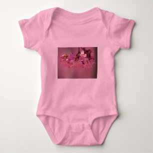 Zarte rosa Sakura-Kirschblüten Bouquet Baby Strampler