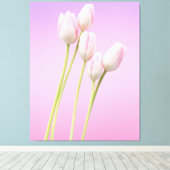 Zarter rosa Tulips gesteppte Leinwand Print (Insitu (Holzboden))