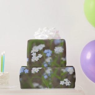 Zartes Blau-Weiß-Blumenmuster Geschenkpapier