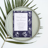 Zartes Blumenrahmen auf blauer Hochzeitseinladung Einladung