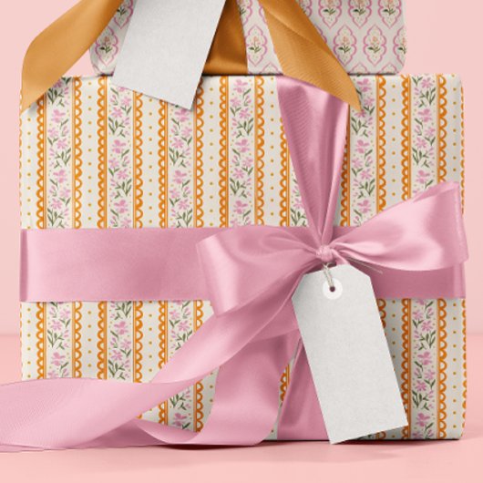 Zartes Blumenstreifenmuster in Rosa und Orange Geschenkpapier