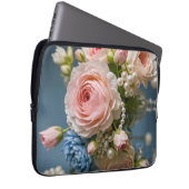 Zartes Rosa Rosa mit Perle in Vase Laptopschutzhülle (Vorne Rechts)