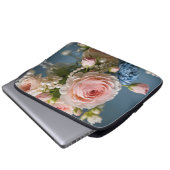 Zartes Rosa Rosa mit Perle in Vase Laptopschutzhülle (Vorne Knopf)