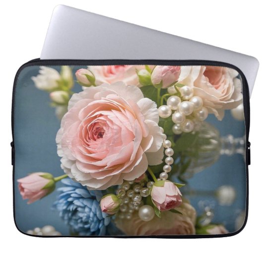 Zartes Rosa Rosa mit Perle in Vase Laptopschutzhülle (Vorderseite)
