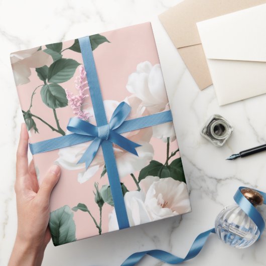 Zartes Rosa Weiß Blumenmuster Geschenkpapier (Schenken)