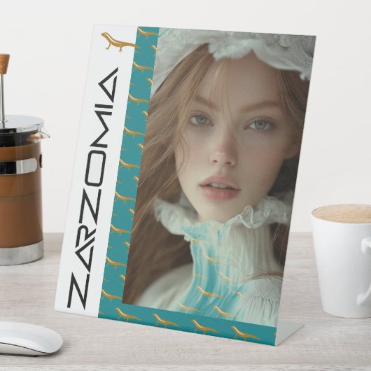 ZARZOMIE SOCKELSCHILD (In Situ)