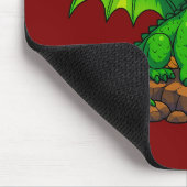 Zauber-Drache sitzt auf den Felsen Mousepad (Ecke)