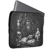 Zauberer beim Studium des Grimoire — von BurnsInHe Laptopschutzhülle (Vorne Rechts)