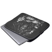 Zauberer beim Studium des Grimoire — von BurnsInHe Laptopschutzhülle (Vorne Knopf)