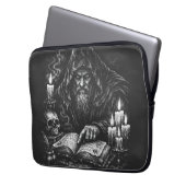 Zauberer beim Studium des Grimoire — von BurnsInHe Laptopschutzhülle (Vorderseite Links)