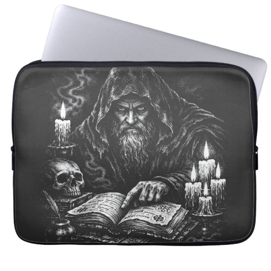 Zauberer beim Studium des Grimoire — von BurnsInHe Laptopschutzhülle (Vorderseite)