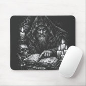 Zauberer beim Studium des Grimoire — von BurnsInHe Mousepad (Mit Mouse)