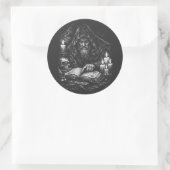 Zauberer beim Studium des Grimoire — von BurnsInHe Runder Aufkleber (Tasche)