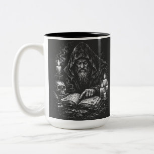 Zauberer beim Studium des Grimoire — von BurnsInHe Zweifarbige Tasse