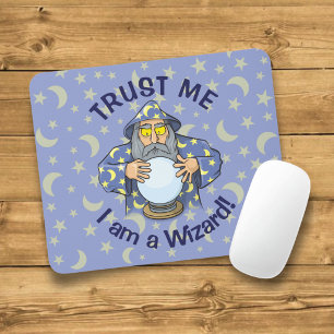 Zauberer mit Ball Alter Zauberer mit blauem Umhang Mousepad