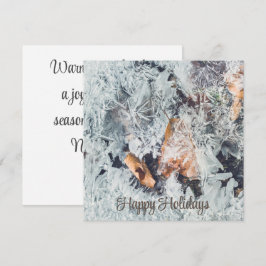 Zauberhafte Eiskristalle mit gefallenen Blätter