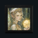 Zauberhafte Fairy Crystal Ball Fantasy Juwelen Erinnerungskiste<br><div class="desc">Eine Schmuckbox mit smaragdgrünen Feen mit Flügeln und Kristallkugel,  in einem zauberhaften Feenwald. Kinder Liebe Fantasie,  die ihre Fantasie entfacht. Eine fantasievolle Welt,  die Abenteuer inspiriere.</div>