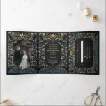 Zauberhafte Gothic Raven Floral Wedding Dreifach Gefaltete Einladung<br><div class="desc">Elegantes und gotisches Hochzeitsdesign mit Raben und Blattwerk. Dieses Design ist mit einem schwarzen Hintergrund, dunkelblauen Raben und matten grünen Blätter mit goldenen Akzenten ausgestattet. Die Goldfolie auf dieser Einladung ist KEINE echte Folie. Matching Items in unserem Shop für ein komplettes Party Thema. Für weitere Fragen kontaktieren Sie uns bitte...</div>