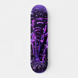 Zauberhafte Lila rosa Elefantenspaziergang in der Skateboard