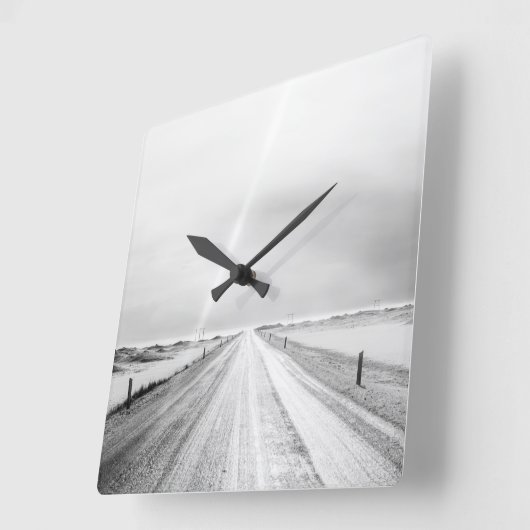 Zauberhafte schwarze und weiße gefrorene Landschaf Quadratische Wanduhr (Winkel)