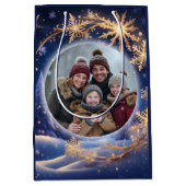 Zauberhafte Weihnachtszeit - goldene Schneeflocken Mittlere Geschenktüte (Vorderseite)