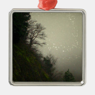 Zauberhafter Nebelwaldhügel Silbernes Ornament