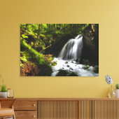 Zauberhafter Wasserfall im bezaubernden grünen Wal Leinwanddruck (Insitu (Wohnzimmer))
