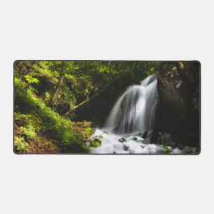 Zauberhafter Wasserfall im bezaubernden grünen Wal Schreibtischunterlage