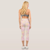 Zauberhaftes, gelbes weißes Rosenmuster Blumenrosa Capri Leggings (Rückseite)